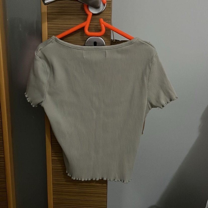 Gri V Yakalı Kısa Kollu Kadın Tişört - Görsel 3