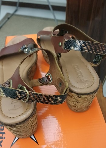 Kahverengi Gri Yılan Desenli Dolgu Topuklu Kadın Sandalet - Görsel 4