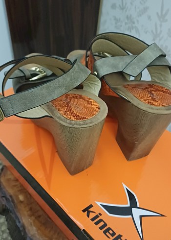 Kahverengi Gri Yılan Desenli Dolgu Topuklu Kadın Sandalet - Görsel 3