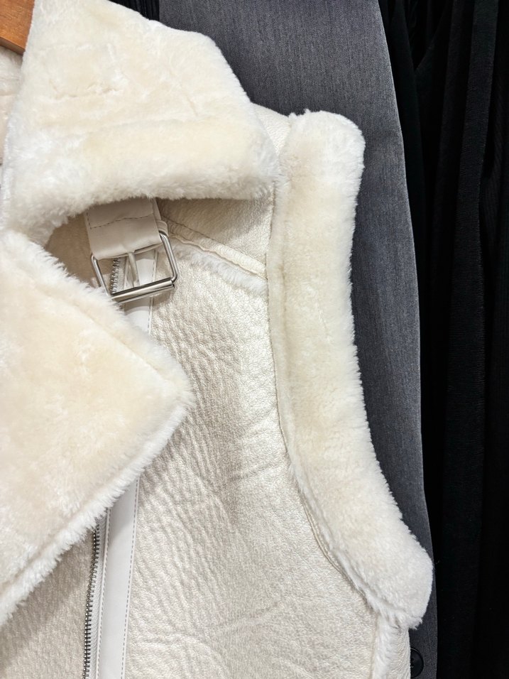 Kürk Detaylı Beyaz Kadın Yelek - Görsel 3