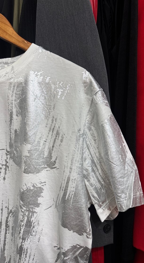 Gri Beyaz Batik Desenli kadın Tişört - Görsel 3