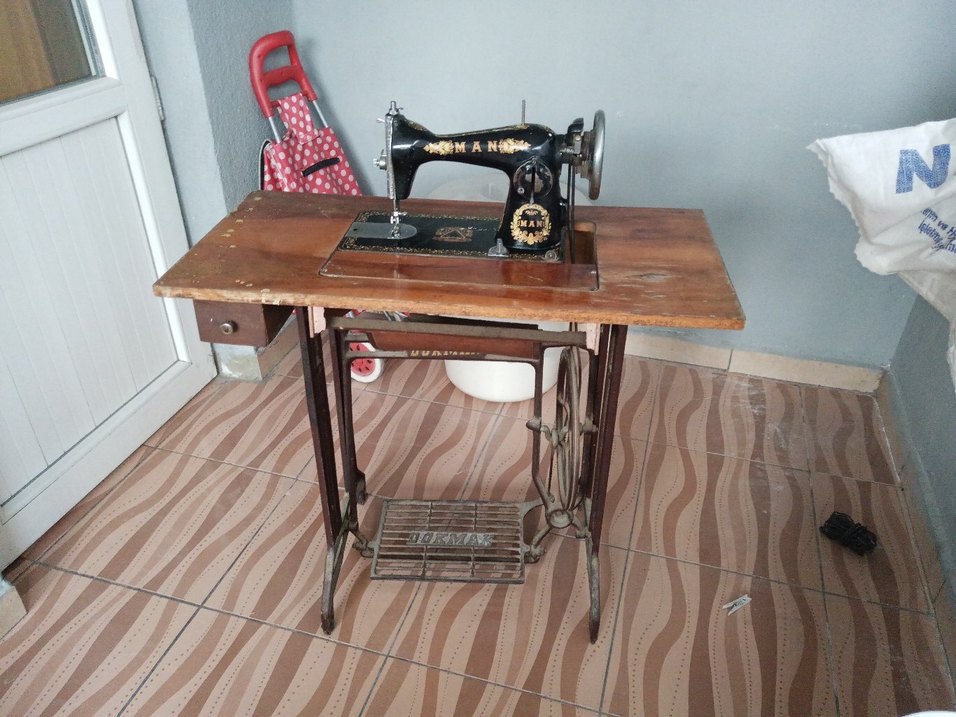 Parlak Kahverengi Antika Dikiş Makinesi - Görsel 2