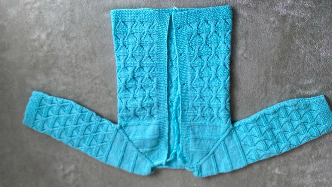 Mavi bebek hırkası el örgüsü - Görsel 3