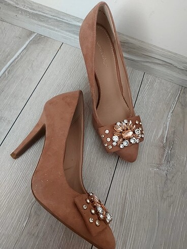 İnce topuklu stiletto