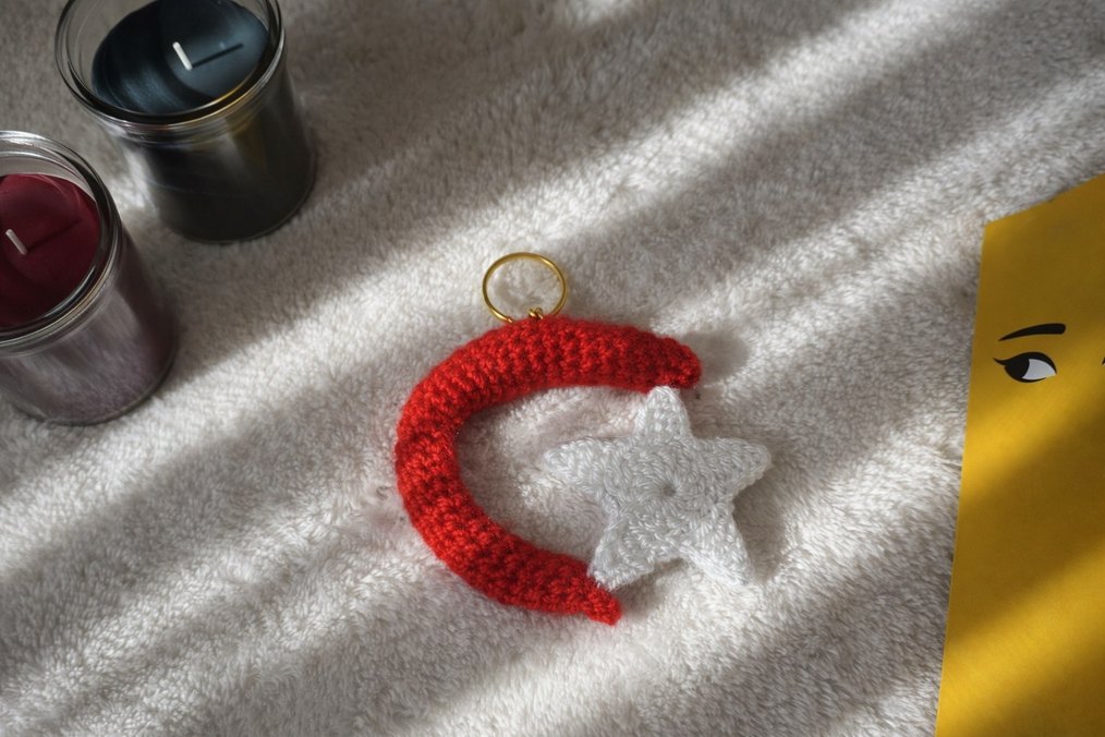 El Yapımı Örgü Ay Yıldız Anahtarlık - Görsel 2