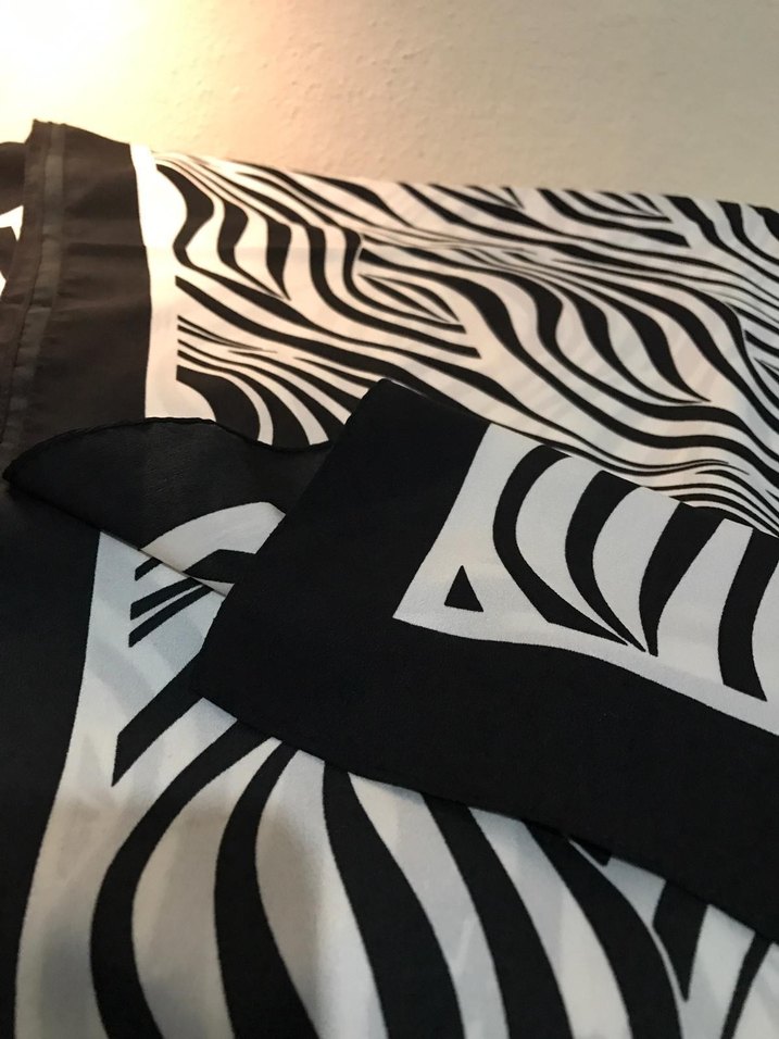 Vissona Siyah Beyaz Desenli Kadın Şal - Görsel 4