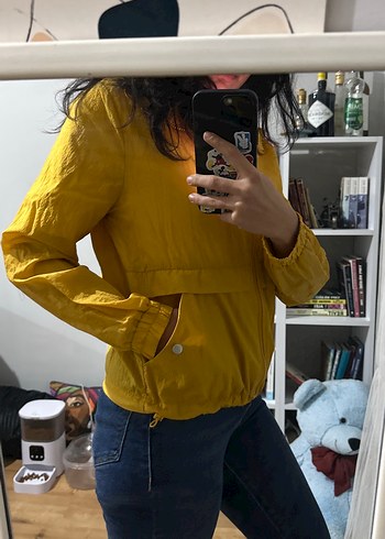 Sarı Kapüşonlu Rahat Kesim Kadın Yağmurluk - Görsel 3