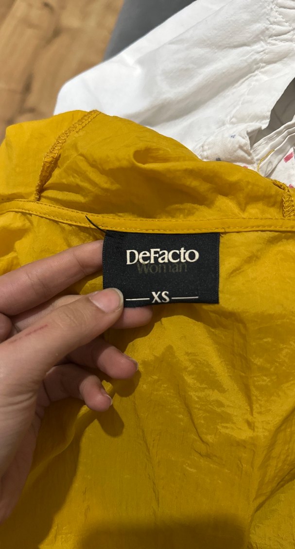 Sarı Kapüşonlu Rahat Kesim Kadın Yağmurluk - Görsel 5