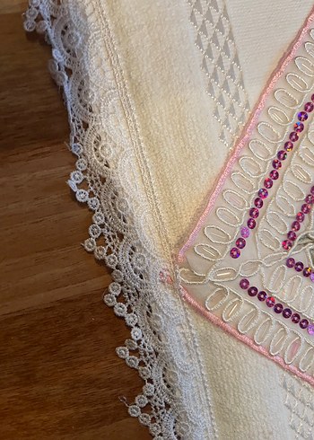 Nakışlı Beyaz Havlu - Görsel 2