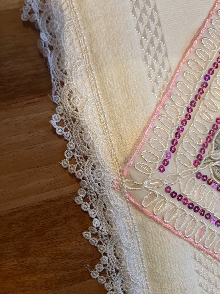 Nakışlı Beyaz Havlu - Görsel 2