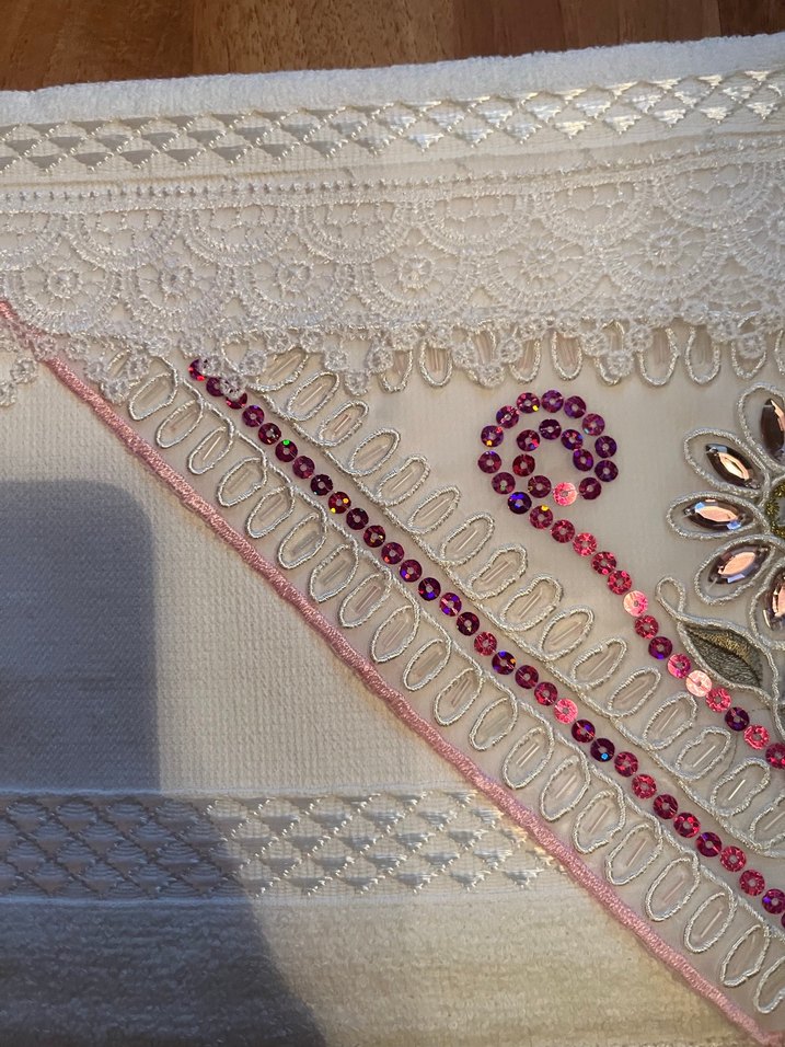 Nakışlı Beyaz Havlu - Görsel 3