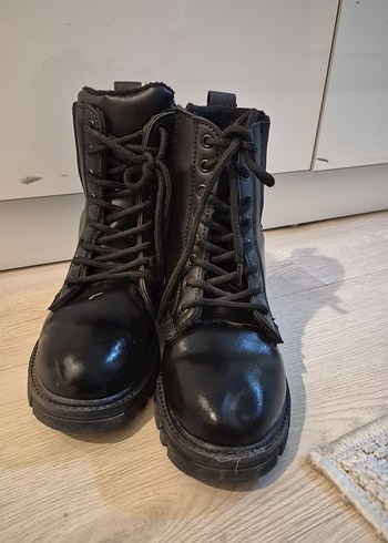 Siyah Deri Goth Tarzı Kiz cocuk Botları - Görsel 2