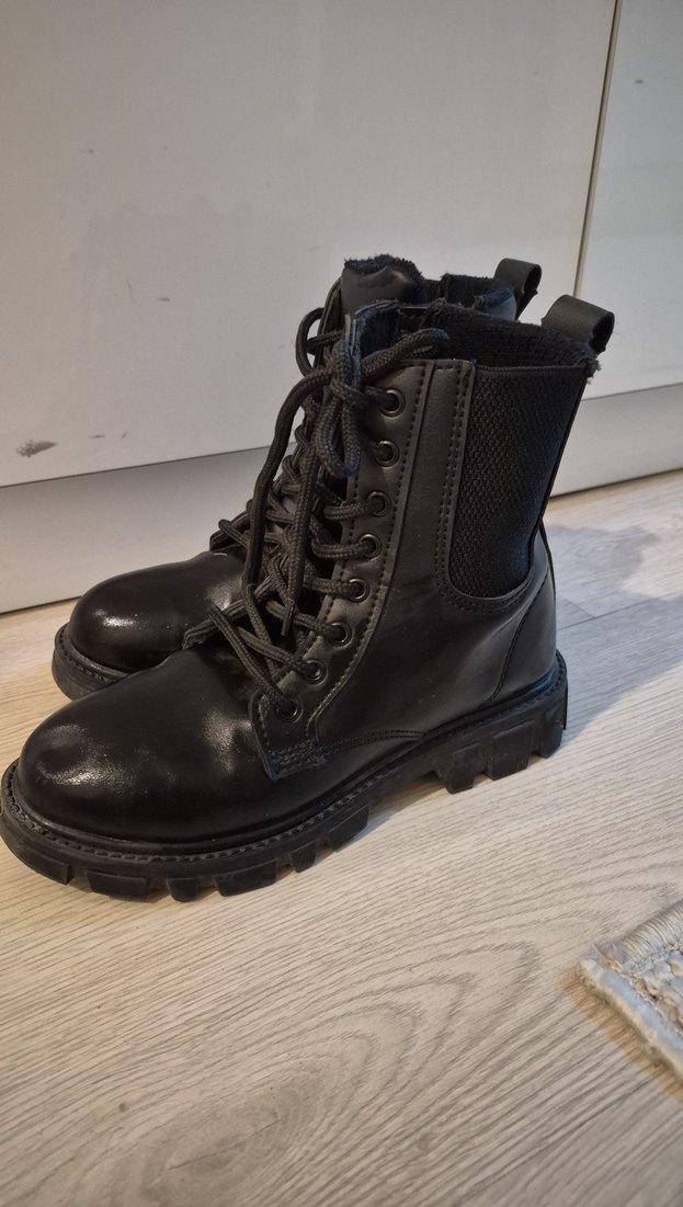 Siyah Deri Goth Tarzı Kiz cocuk Botları - Görsel 3