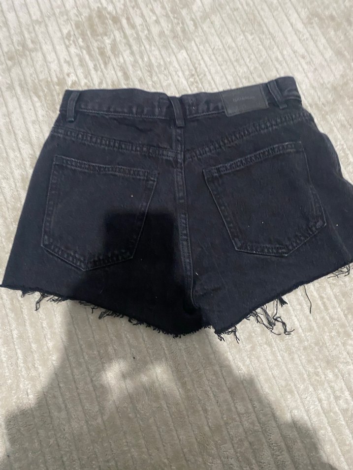 Siyah Yırtık Midi Denim Şort - Görsel 4