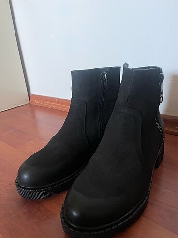 Siyah bot hiç giyilmedi