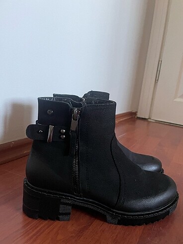 37 Beden Siyah bot hiç giyilmedi