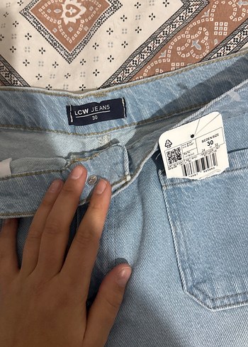 Mavi Bağlama Desenli Rahat Kesim Kot Şort - Görsel 2