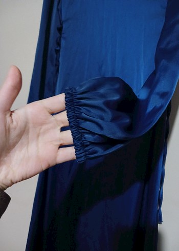 Uzun Kollu Lacivert Saten Uzun Elbise - Görsel 4