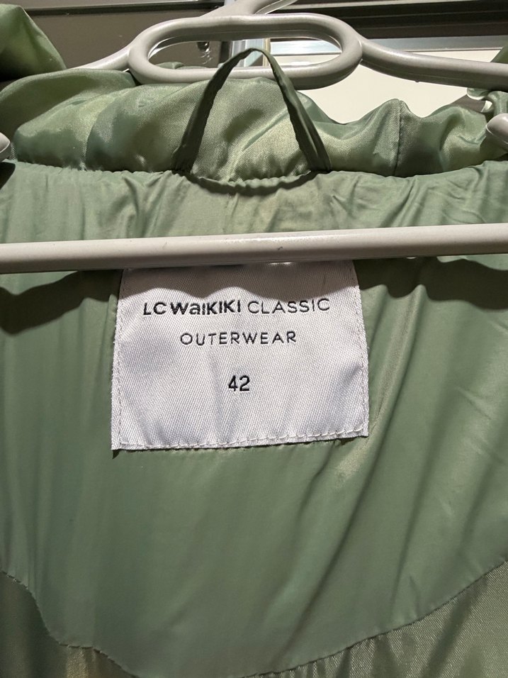 Yeşil Kapüşonlu Kadın yağmurluk - Görsel 4