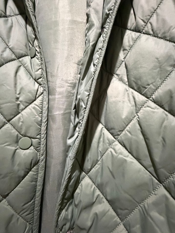 Yeşil Kapüşonlu Kadın yağmurluk - Görsel 2