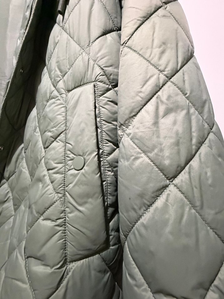 Yeşil Kapüşonlu Kadın yağmurluk - Görsel 3