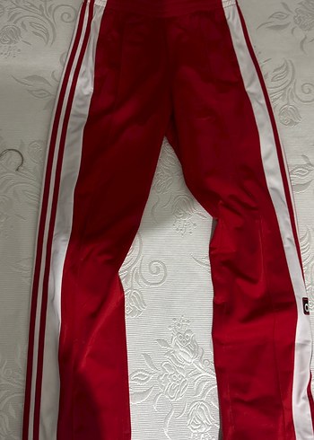 Adidas Kırmızı Düğmeli Çizgili Kadın Eşofman - Görsel 2