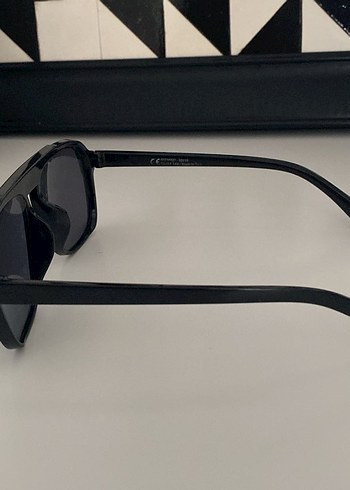 Siyah Minimalist Kadın Güneş Gözlüğü - Görsel 4