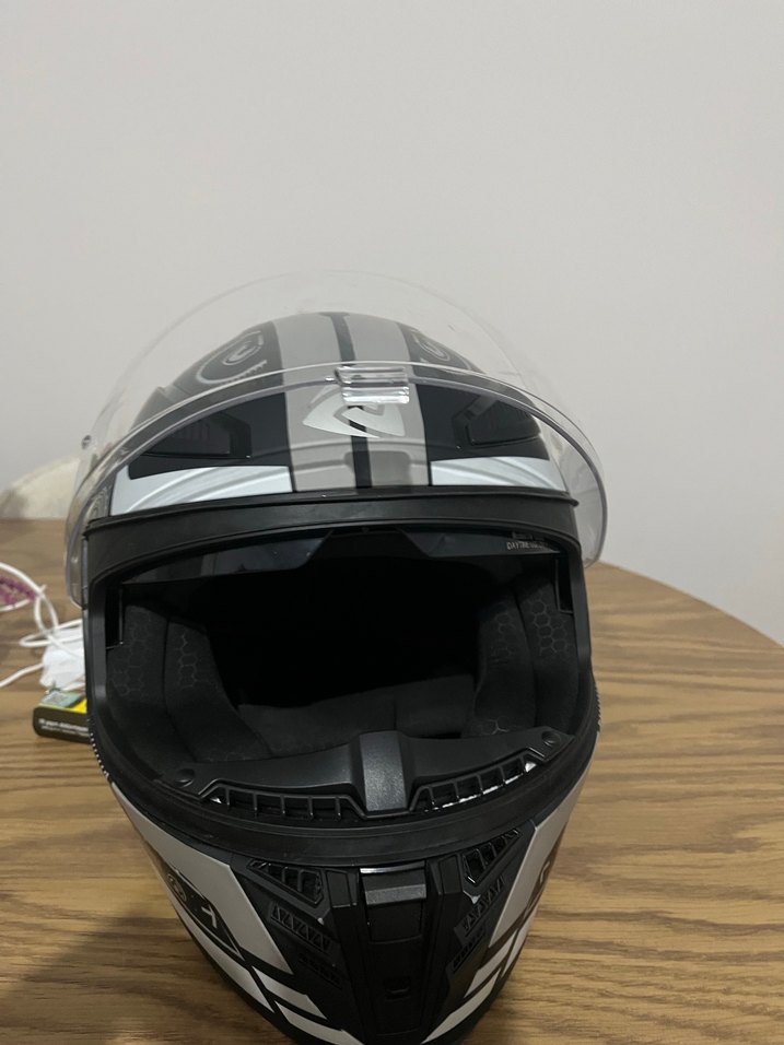 Beyaz Siyah Baskılı Motosiklet Kaskı - Görsel 4