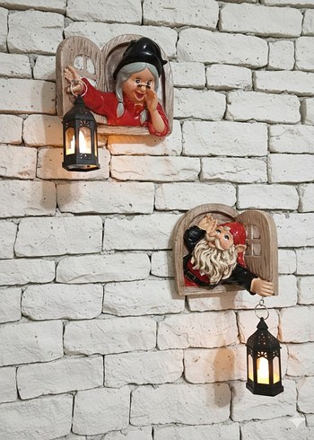 Pencereden Bakan Kırmızı Figürinler ve Fenerler - Görsel 2