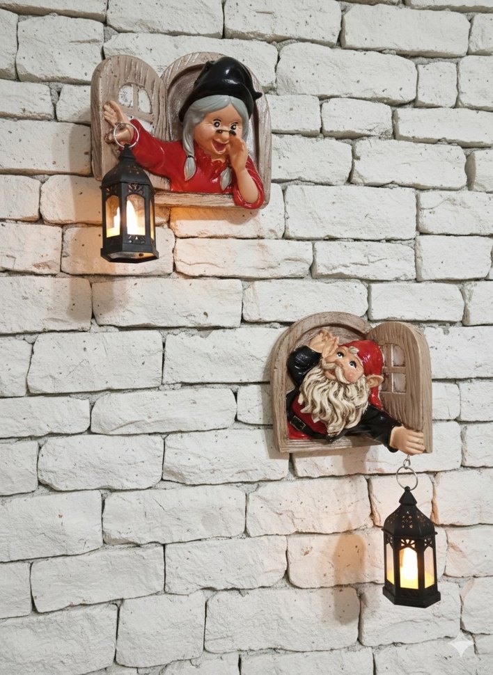 Pencereden Bakan Kırmızı Figürinler ve Fenerler - Görsel 2