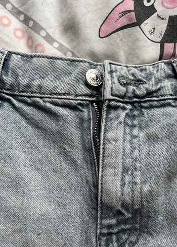 Gri Bağcıklı Yırtık Mini Kot Şort - Görsel 2