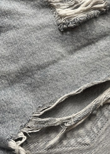 Gri Bağcıklı Yırtık Mini Kot Şort - Görsel 4