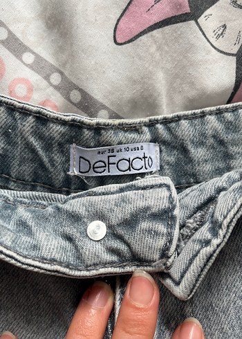 Gri Bağcıklı Yırtık Mini Kot Şort - Görsel 3