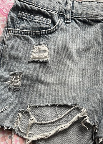 Gri Bağcıklı Yırtık Mini Kot Şort - Görsel 5