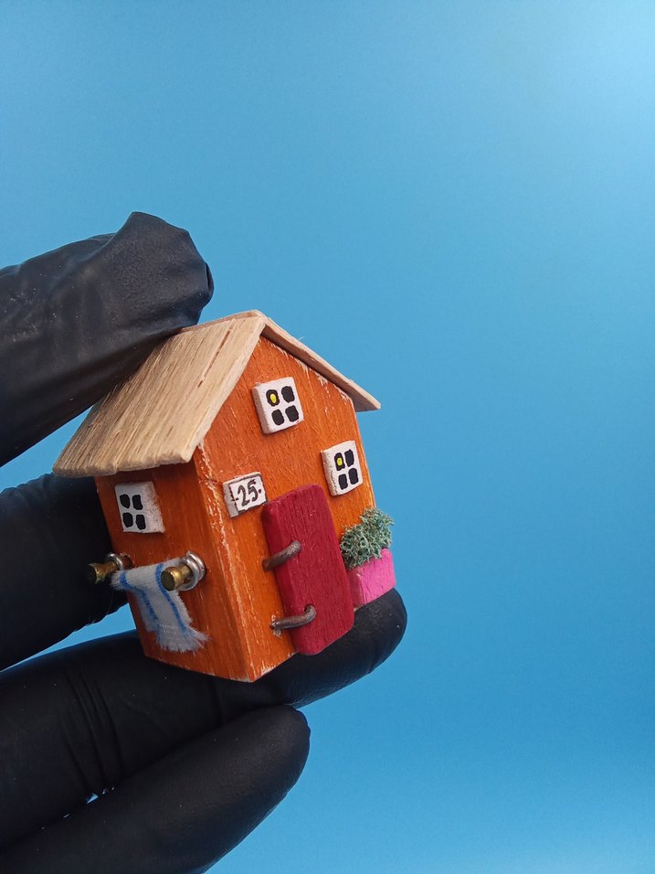 Renkli Ahşap Mini Ev Figürü - Görsel 3