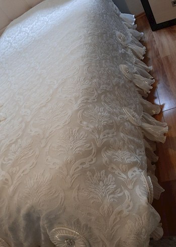 İşlemeli Beyaz Parlak Yatak Örtüsü - Görsel 3