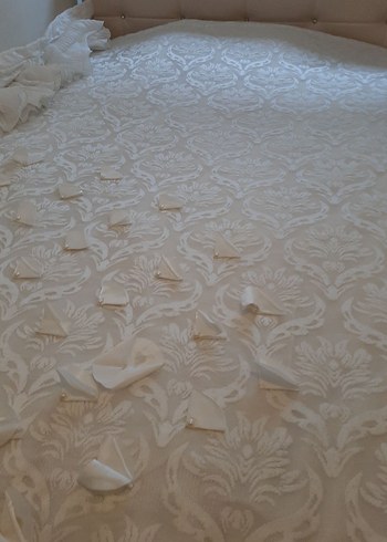 İşlemeli Beyaz Parlak Yatak Örtüsü - Görsel 2