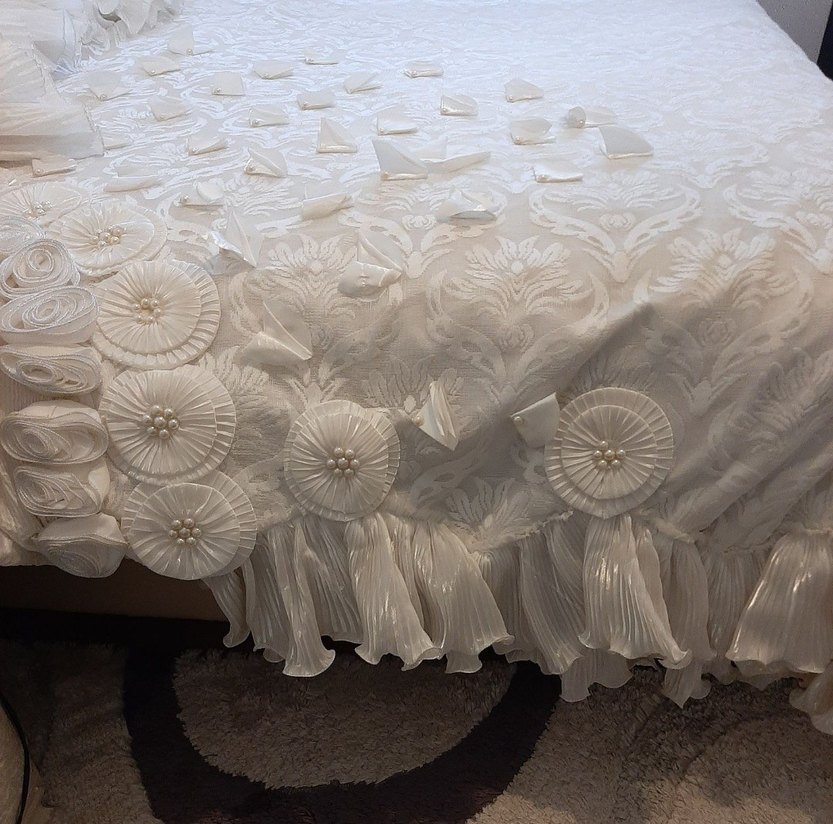 İşlemeli Beyaz Parlak Yatak Örtüsü - Görsel 4