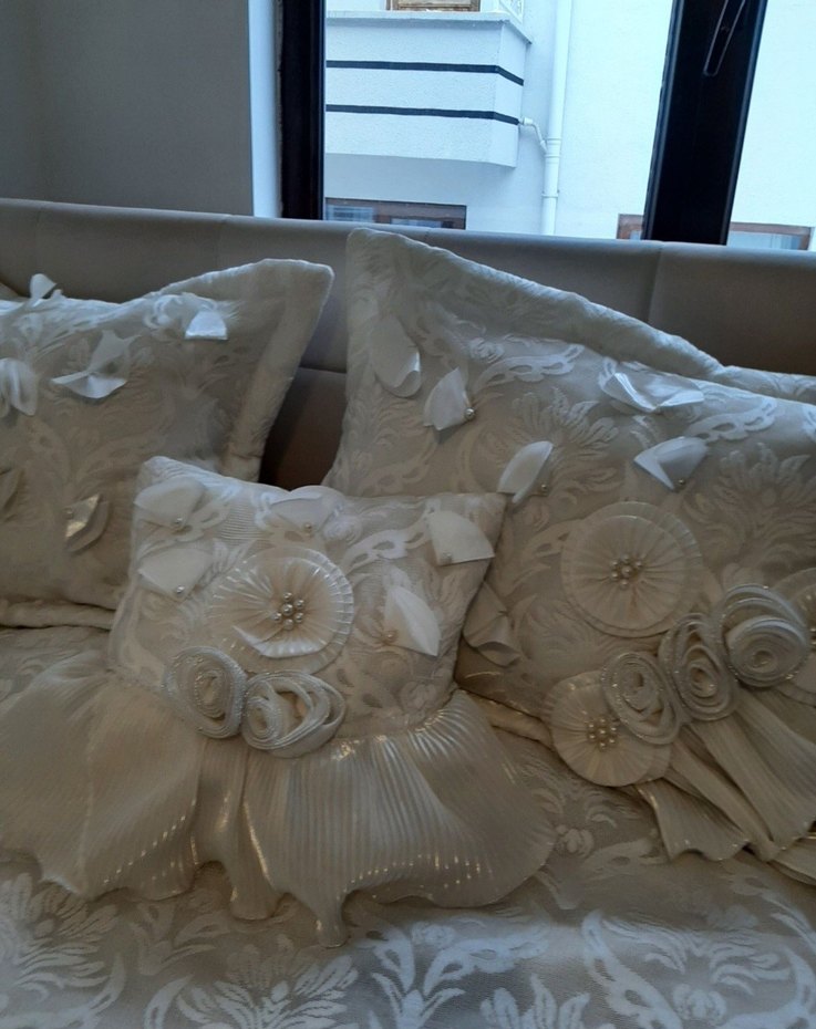 İşlemeli Beyaz Parlak Yatak Örtüsü - Görsel 5