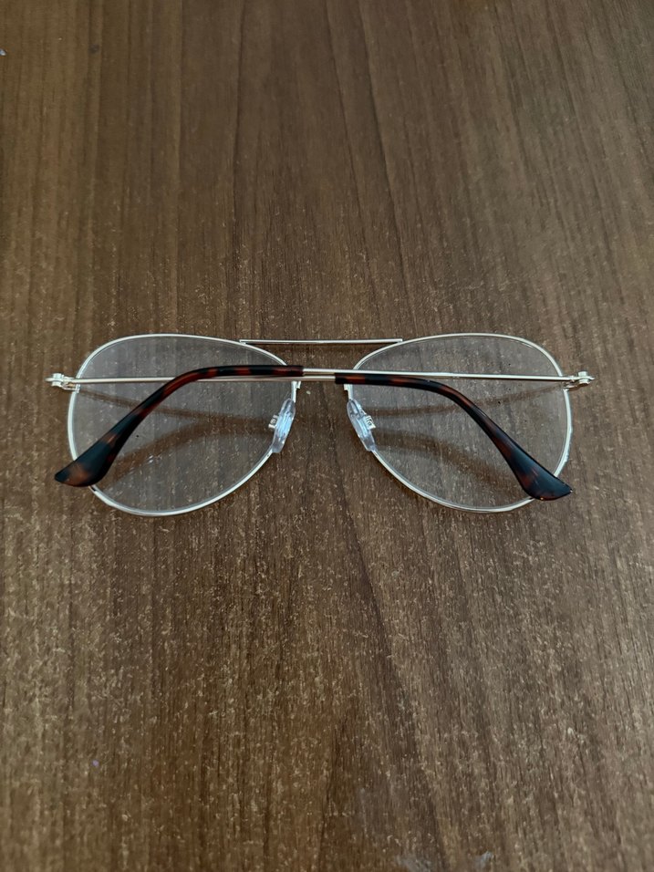 Şeffaf ve Parlak Bej Kadın Gözlüğü - Görsel 3