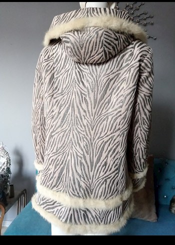 Kapüşonlu Gri Zebra Desenli Kısa Kadın Kürkü - Görsel 4