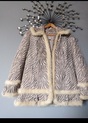 Kapüşonlu Gri Zebra Desenli Kısa Kadın Kürkü - Görsel 3