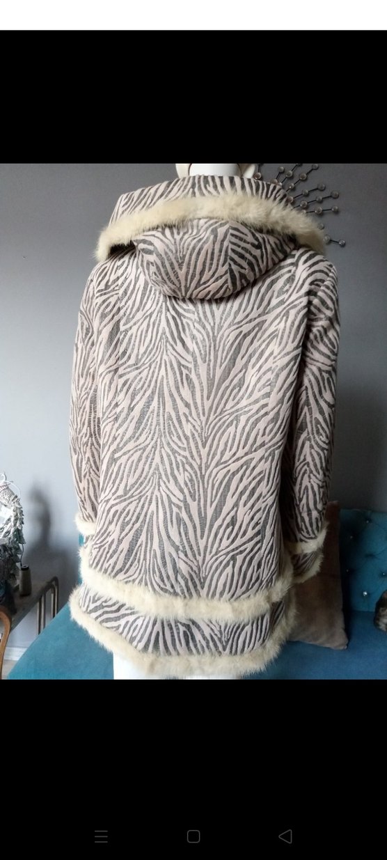 Kapüşonlu Gri Zebra Desenli Kısa Kadın Kürkü - Görsel 4