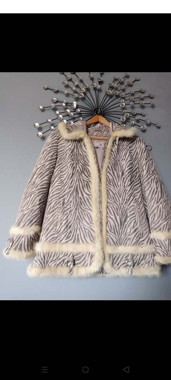 Kapüşonlu Gri Zebra Desenli Kısa Kadın Kürkü - Görsel 3