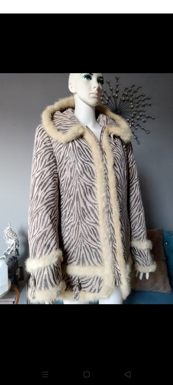 Kapüşonlu Gri Zebra Desenli Kısa Kadın Kürkü - Görsel 2