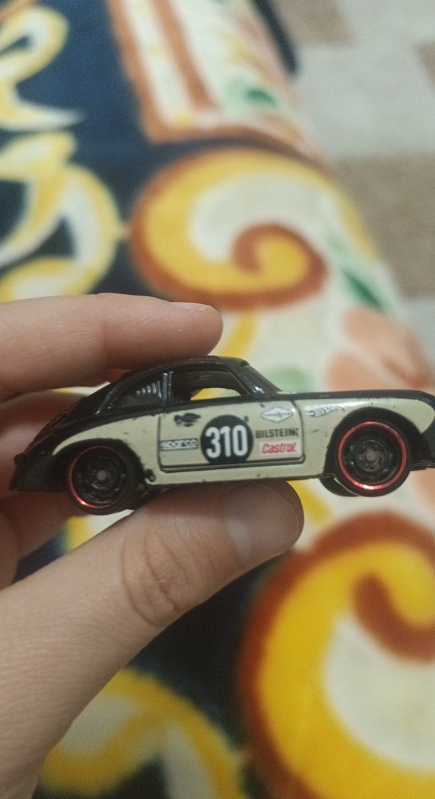 Küçük Siyah Oyuncak Araba - Görsel 4