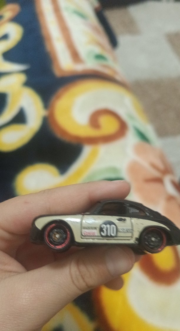 Küçük Siyah Oyuncak Araba - Görsel 5