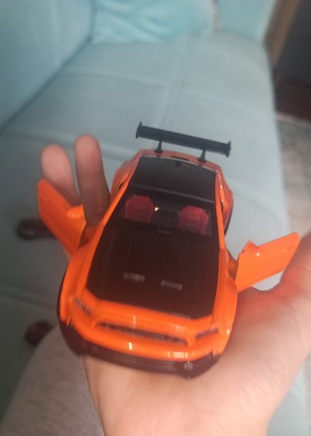 Ford markalı bir araba - Görsel 2