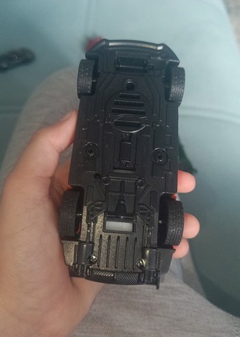 Ford markalı bir araba - Görsel 3