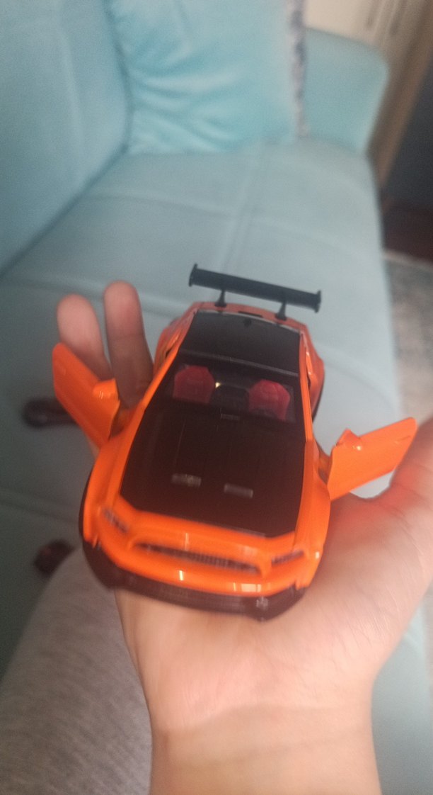 Ford markalı bir araba - Görsel 2